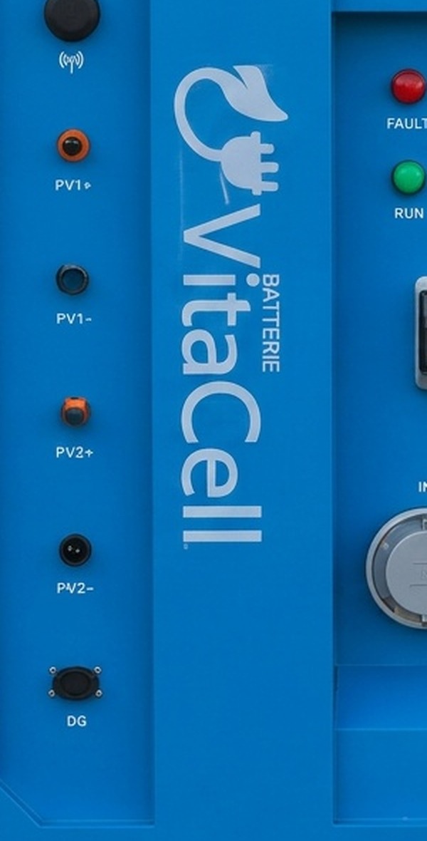 Colonna connettori VitaCell15: PV1+, PV1-, PV2+, PV2- e DG